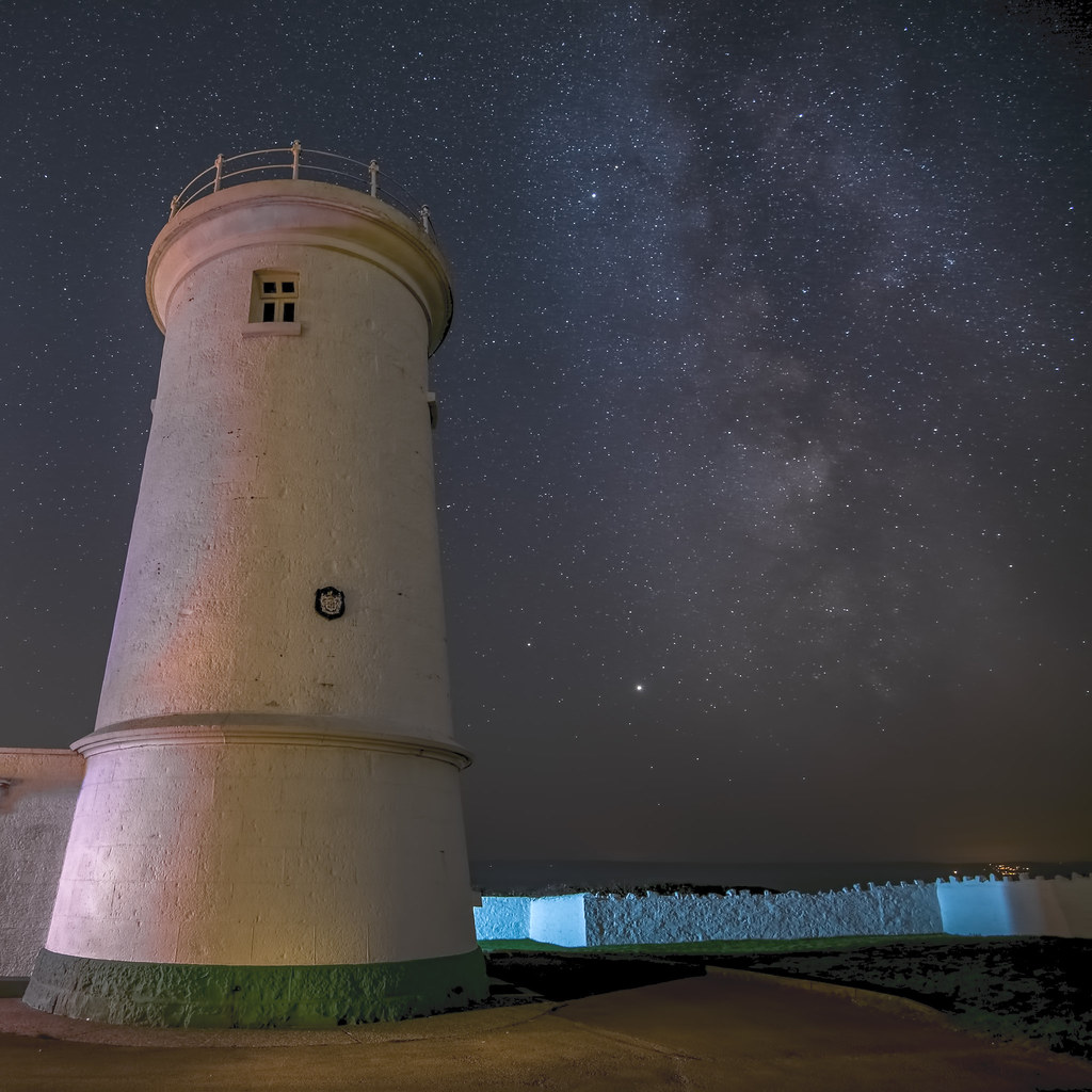 Imagen de Saturno, Júpiter y la Vía Láctea, tomada desde Gales