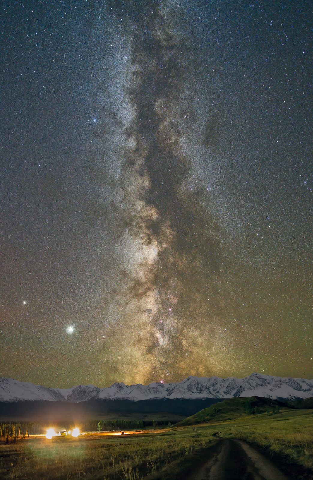 La Vía Láctea captada sobre las montañas de Altái, Rusia