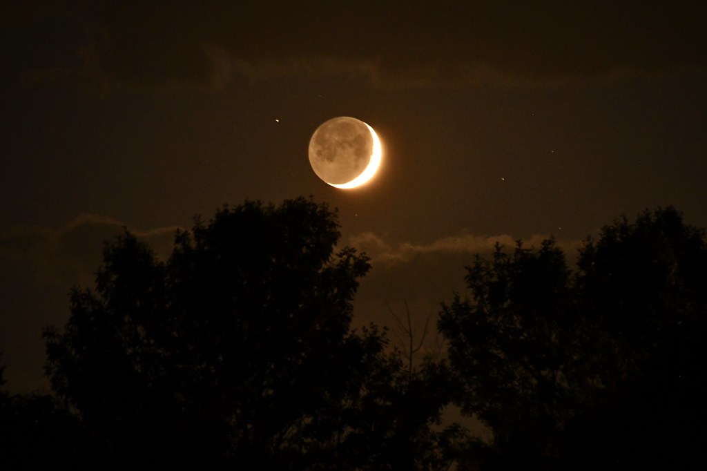 La Luna creciente fotografiada desde Colorado, Estados Unidos