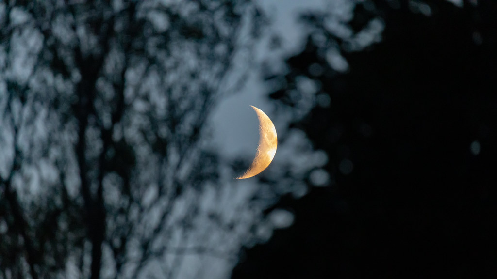 La Luna creciente fotografiada desde Northumberland, Inglaterra
