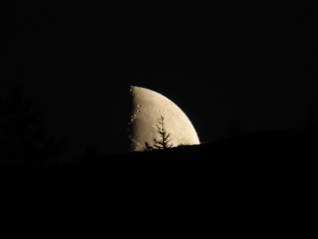 La puesta de la Luna fotografiada desde Lochcarron, Escocia