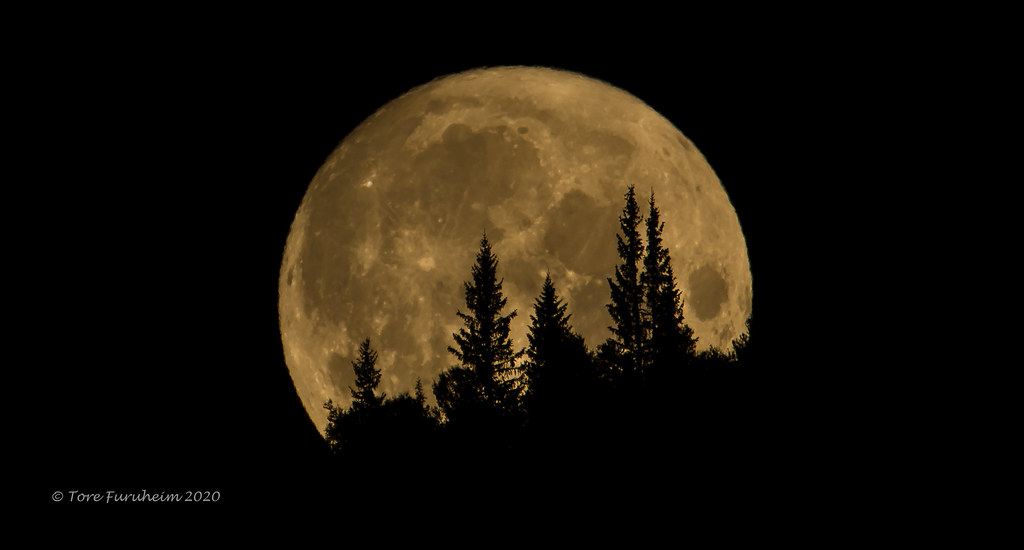 La puesta de la Luna fotografiada desde Oppland, Noruega