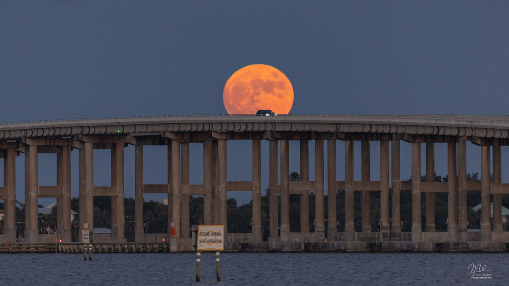 La salida de la Luna captada desde Melbourne, Florida