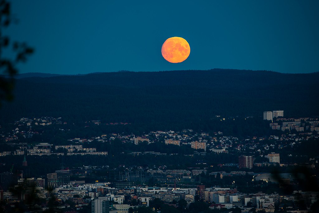 La salida de la Luna fotografiada desde Oslo, Noruega