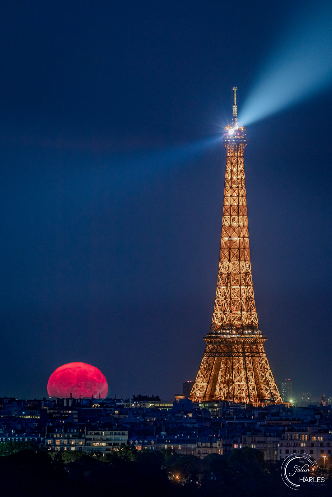 La salida de la Luna fotografiada desde París, Francia