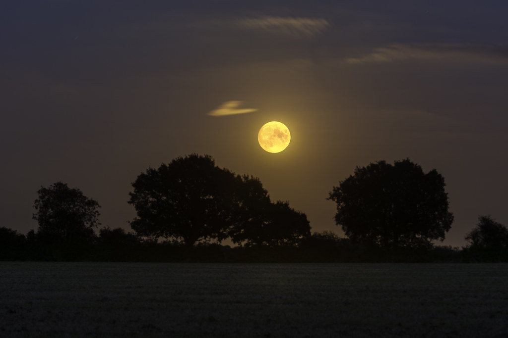 La salida de la Luna fotografiada desde Reculver, Inglaterra
