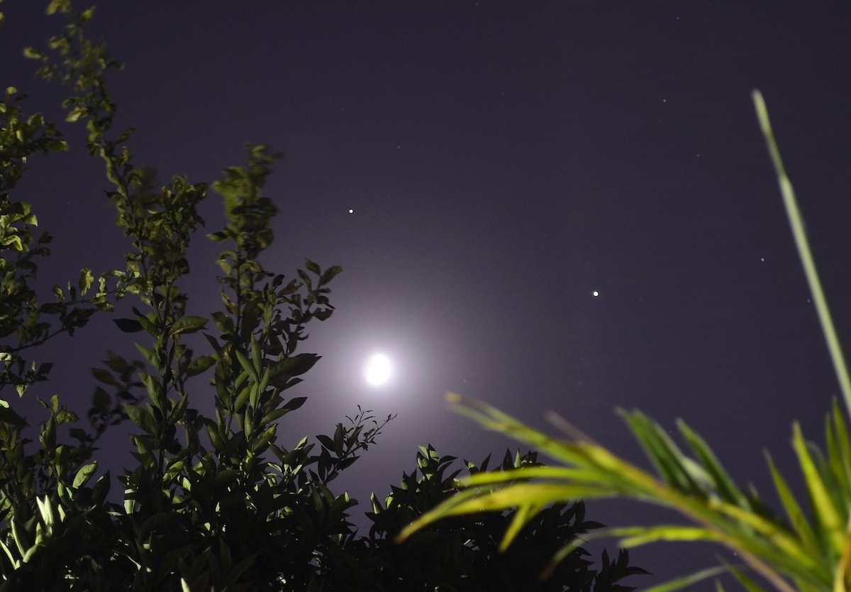 Foto de la Luna, Júpiter y Saturno tomada desde San José, California