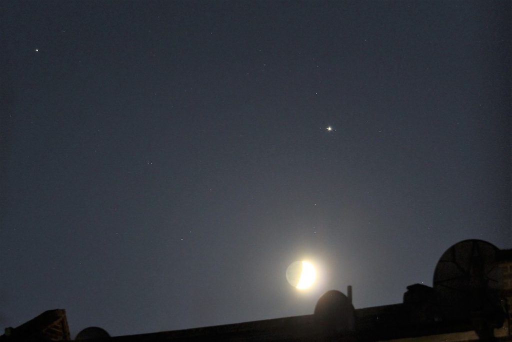 La conjunción de la Luna, Júpiter y Saturno, tomada desde Londres, Inglaterra