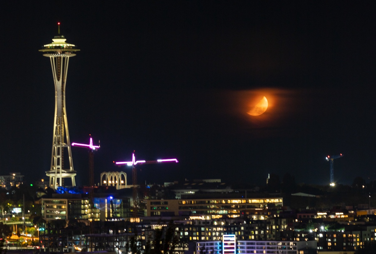 La Luna captada sobre Seattle, Washington