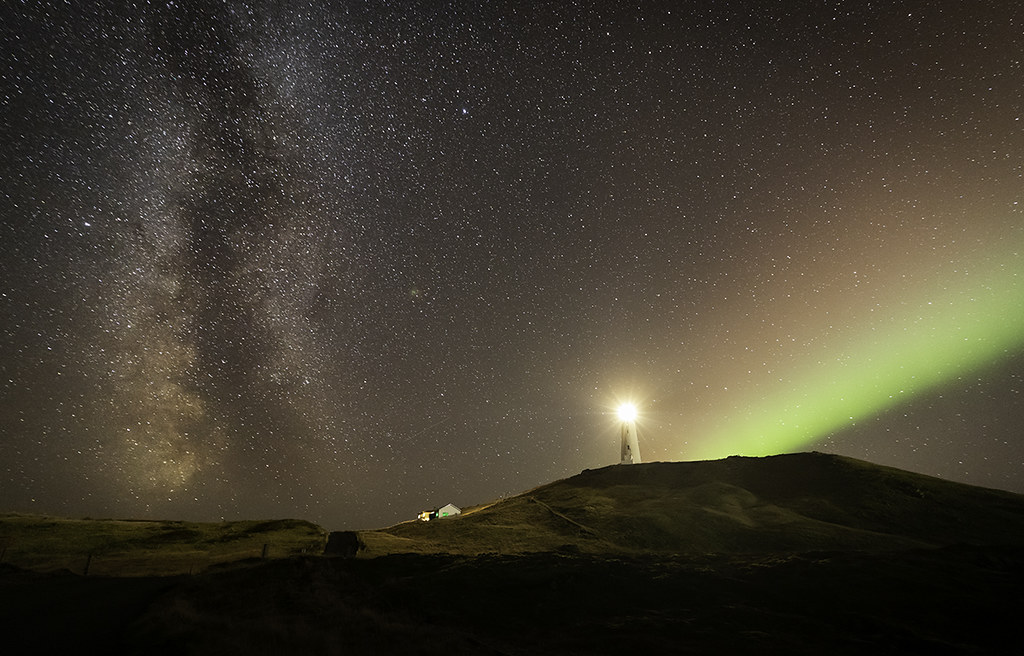 Auroras boreales y la Vía Láctea fotografiadas desde Reykjanes, Islandia