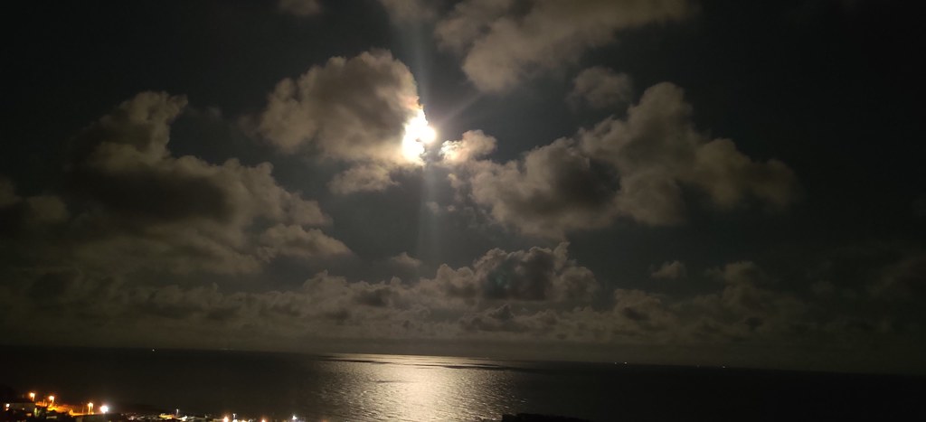 Foto de la Luna captada sobre el Canal de la Mancha