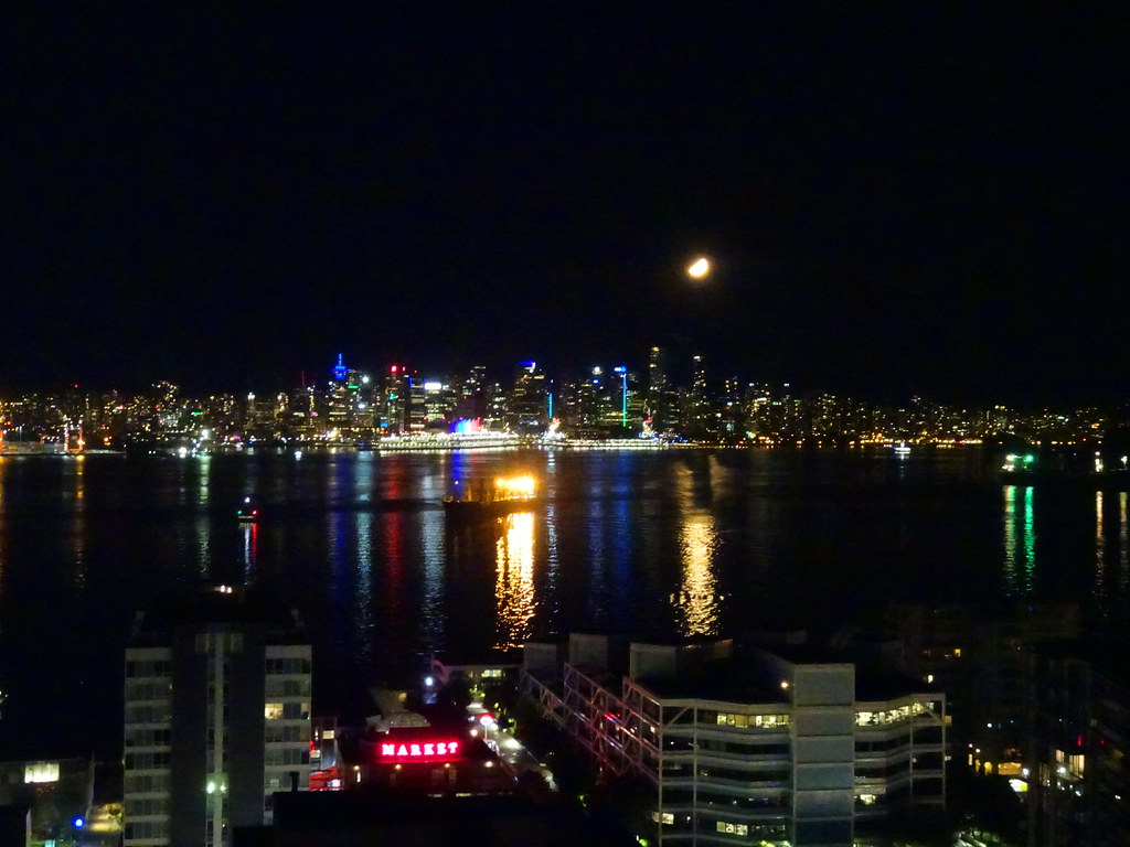 Foto de la Luna captada sobre Vancouver, Canadá