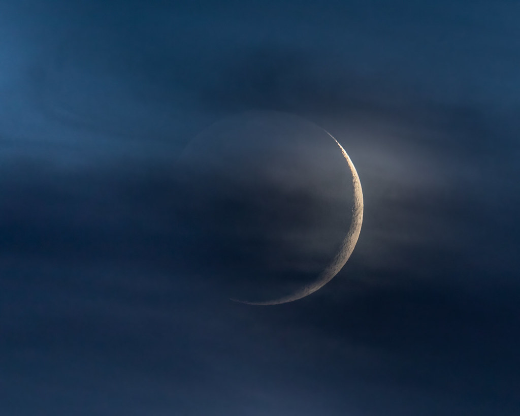 Foto de la Luna creciente tomada desde Italia