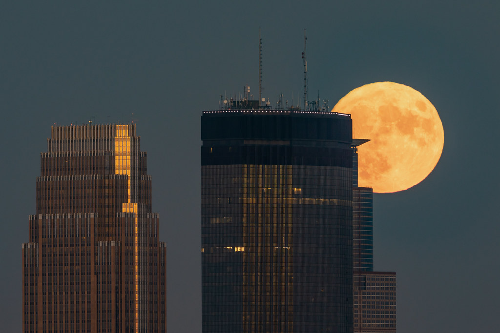 Foto de la Luna llena tomada desde Minneapolis, Minnesota