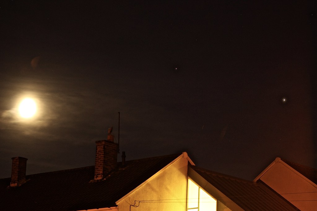 Foto de la Luna, Saturno y Júpiter, tomada desde Bromsgrove, Inglaterra