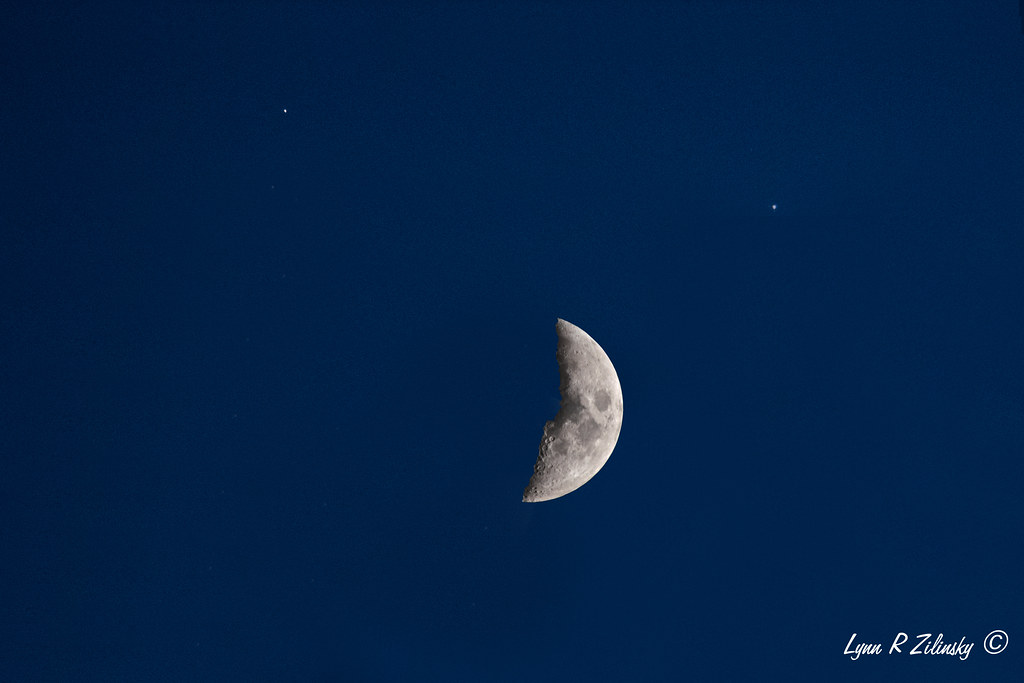 Foto de la Luna, Saturno y Júpiter tomada desde Illinois, Estados Unidos