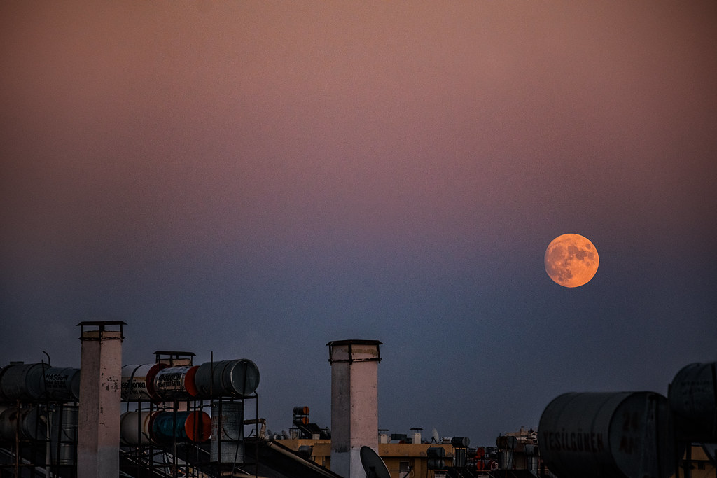 Foto de la Luna tomada desde Antalya, Turquía