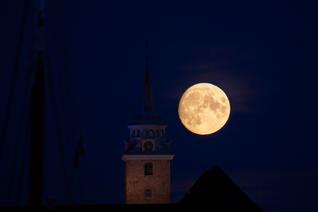 Foto de la Luna tomada desde Oslo, Noruega
