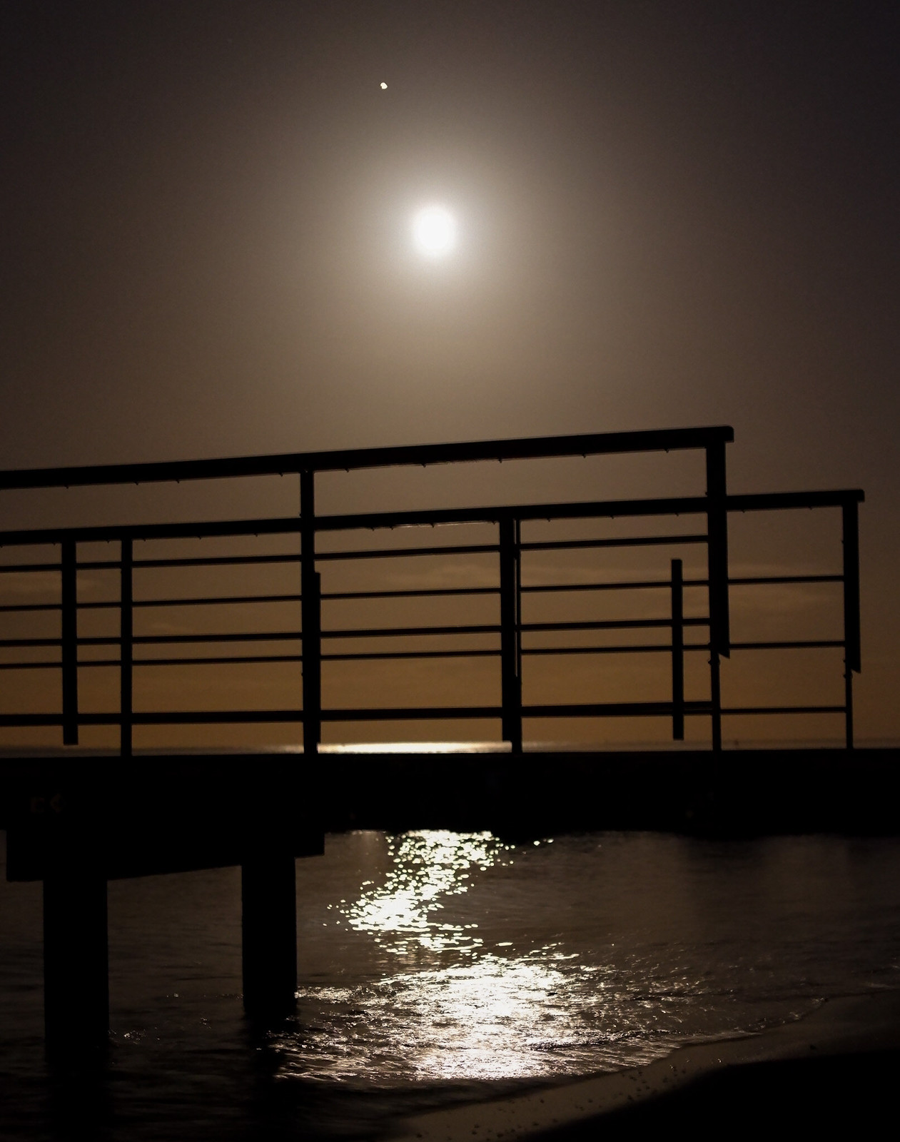 Foto de la Luna y Marte tomada desde Aarhus, Dinamarca