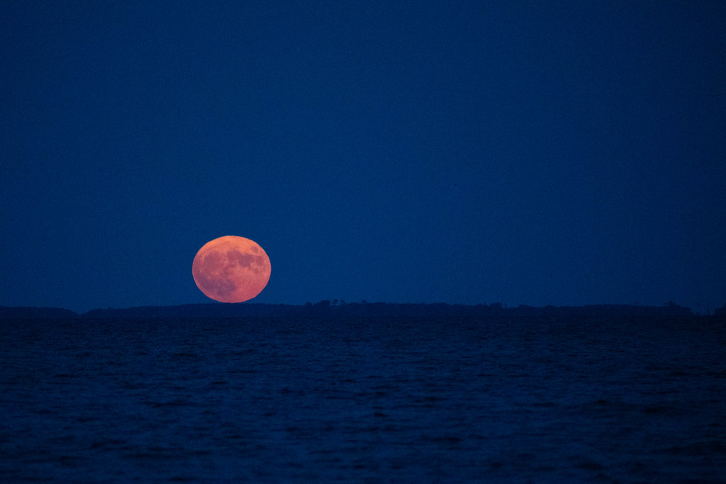 Foto de la salida de la Luna captada desde la Bahía de Chesapeake, Virginia