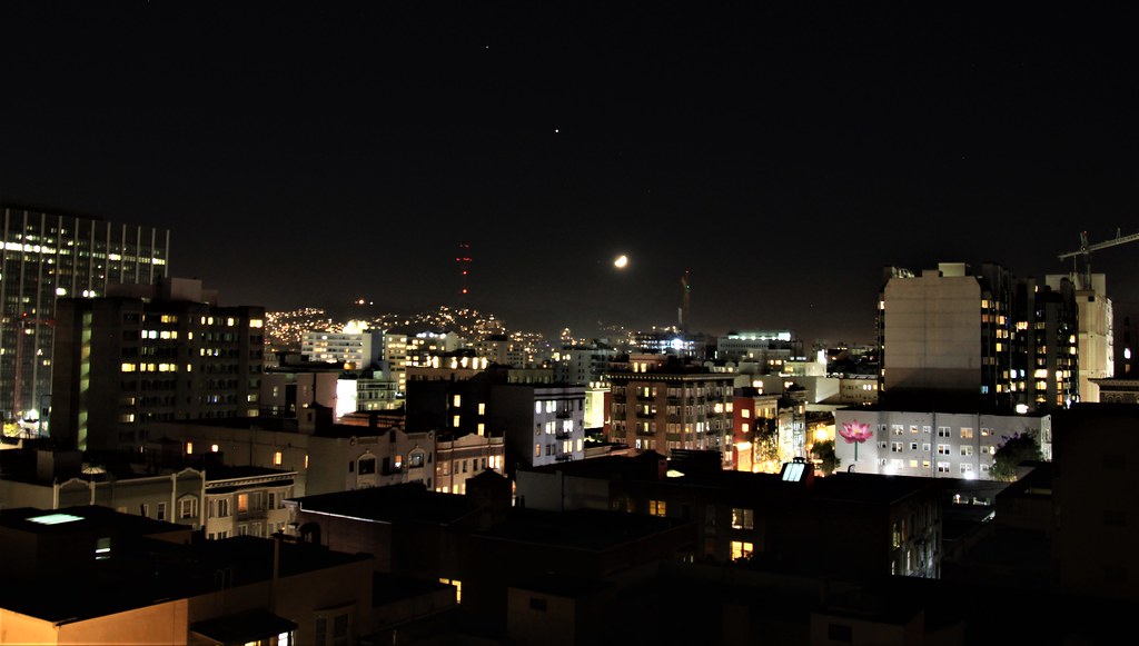 Foto de Saturno, Júpiter y la Luna, tomada desde San Francisco, California
