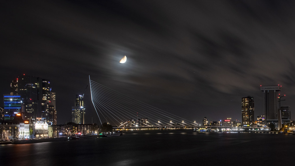 Imagen de la Luna captada sobre Róterdam, Países Bajos