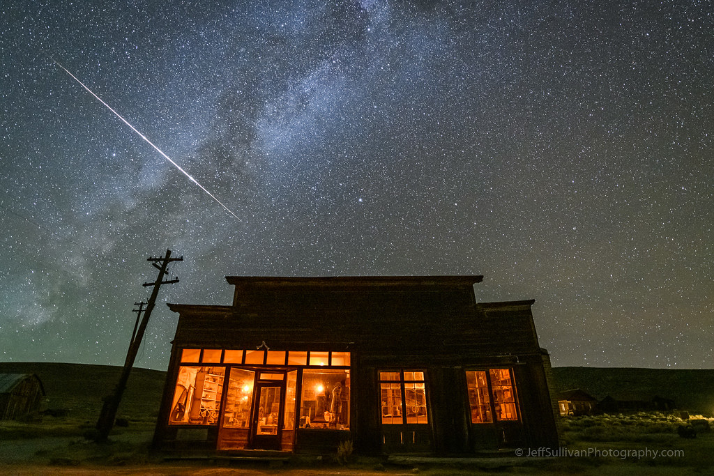 Imagen de un meteoro y la Vía Láctea tomada desde Bridgeport, California