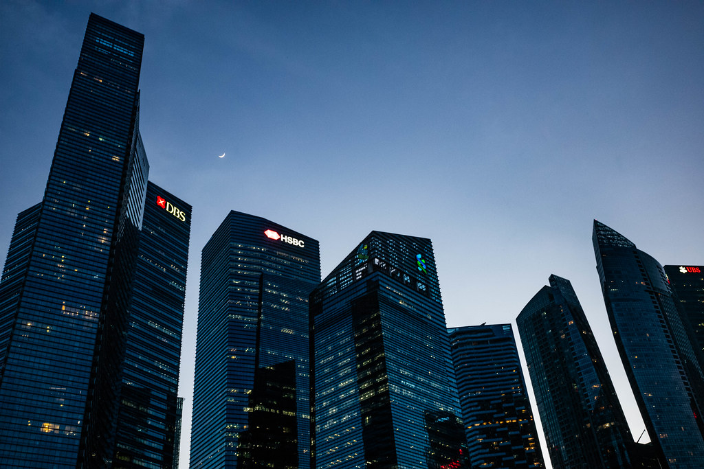 La Luna creciente fotografiada sobre Singapur (20-octubre-2020)