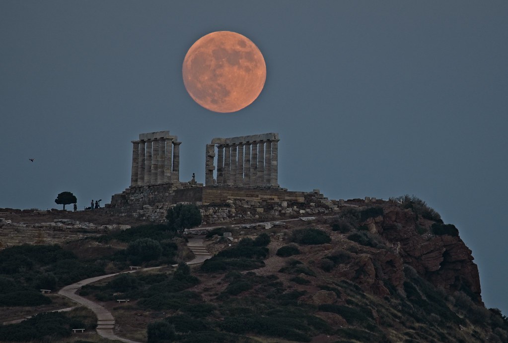 La Luna llena fotografiada sobre el Templo de Poseidón en Sunión, Grecia