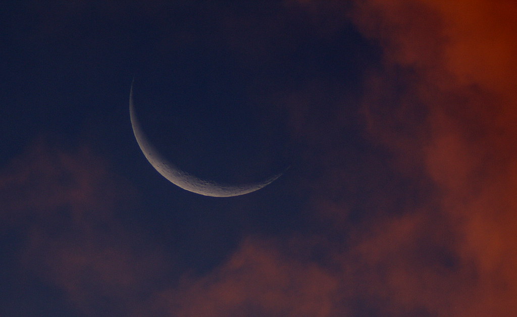 La Luna menguante fotografiada al amanecer en Londres, Inglaterra