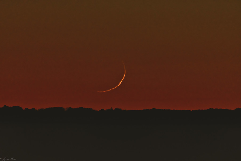 La puesta de la Luna creciente fotografiada desde Nuevo Hampshire, Estados Unidos