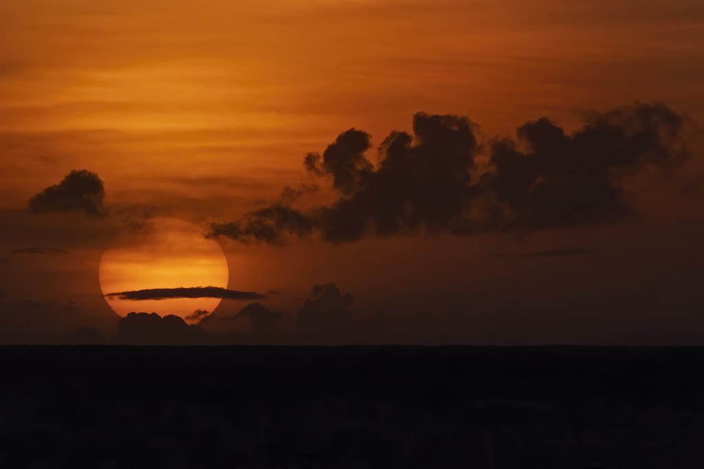 La puesta de Sol fotografiada desde Okinawa, Japón