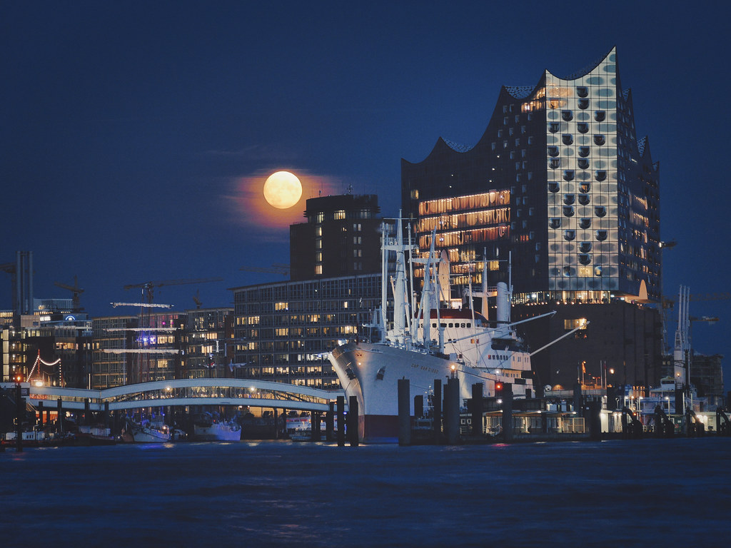 La salida de la Luna fotografiada desde la ciudad de Hamburgo, Alemania
