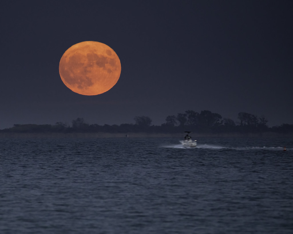 La salida de la Luna llena captada desde la isla de Sicilia