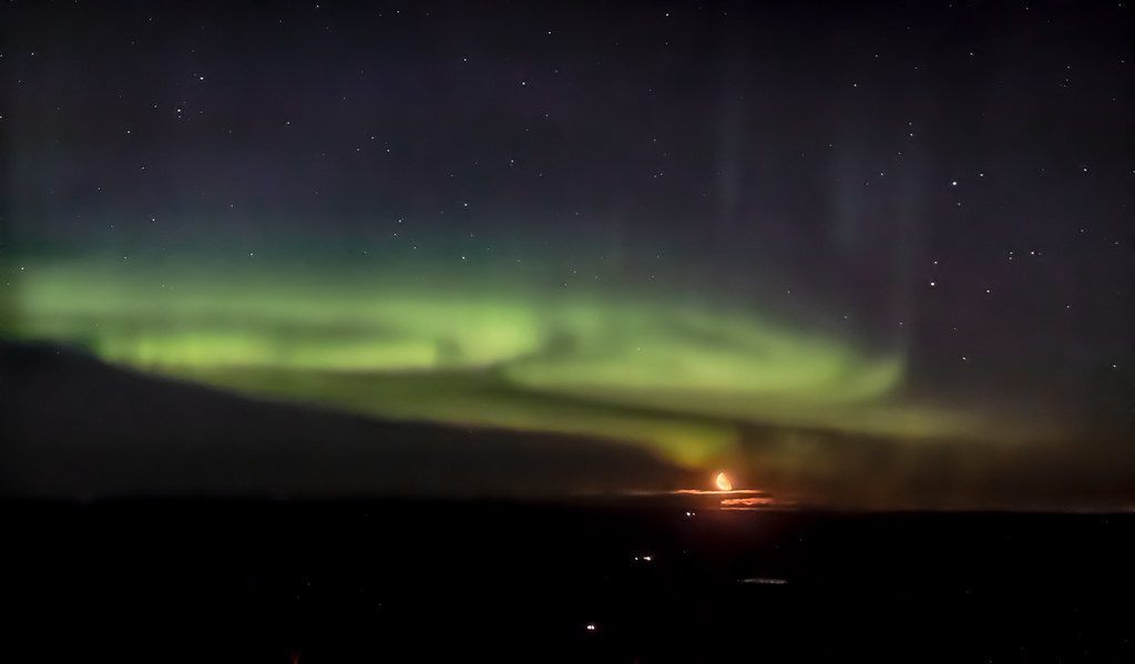 Auroras boreales y la Luna fotografiadas desde Pudasjärvi, Finlandia