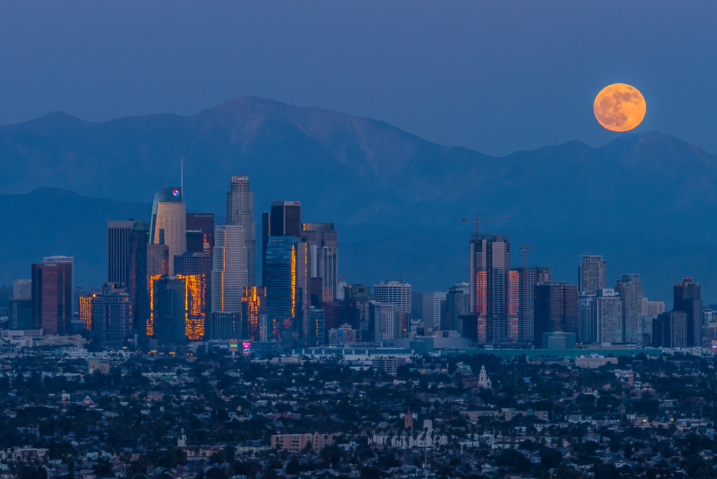 Foto de la Luna llena y la ciudad de Los Ángeles, California