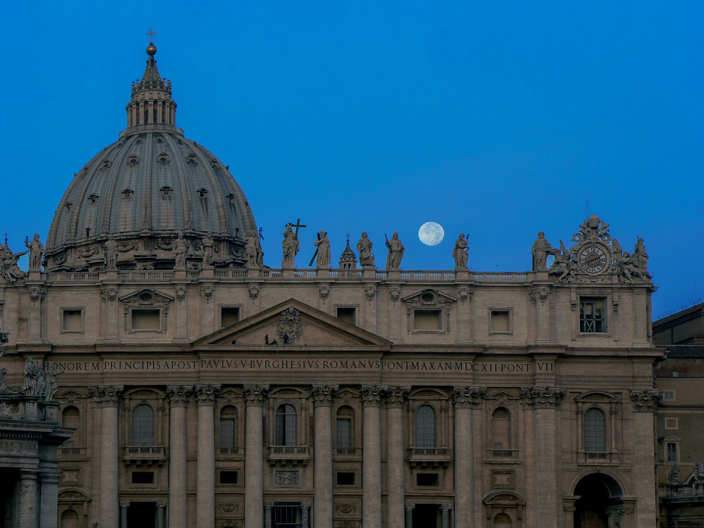 Foto de la Luna tomada desde el Vaticano