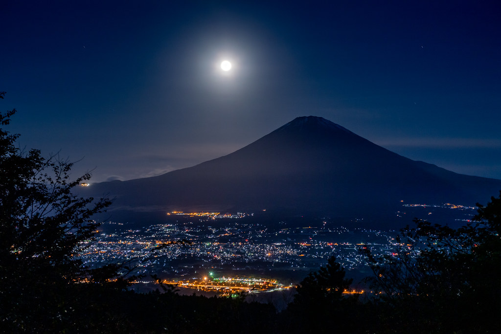 Foto de la Luna y el Monte Fuji (Japón)