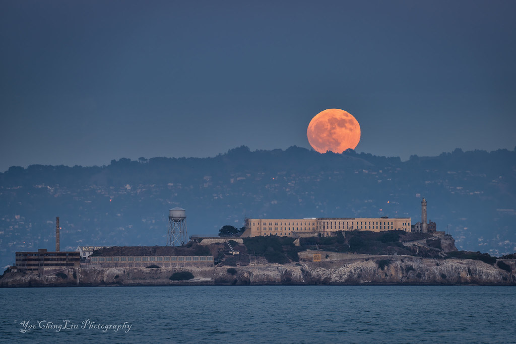 Foto de la Luna y la isla de Alcatraz tomada el 29 de noviembre
