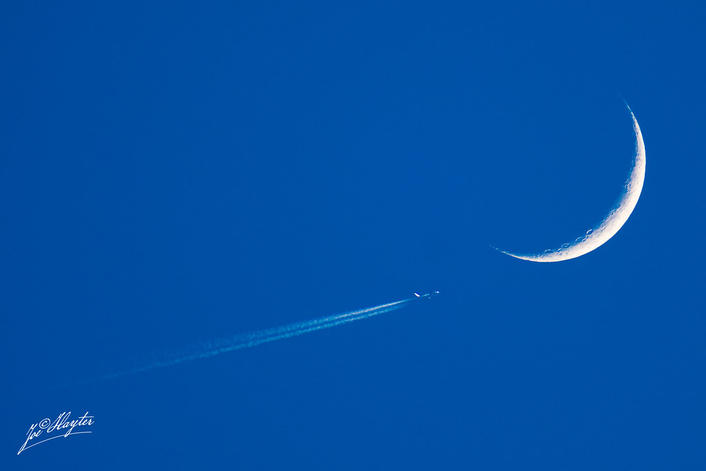 Fotografía de la Luna creciente y un avión tomada desde Texas