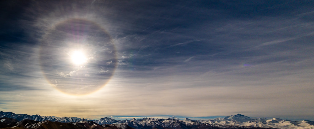 Halo solar fotografiado sobre la cordillera del Himalaya