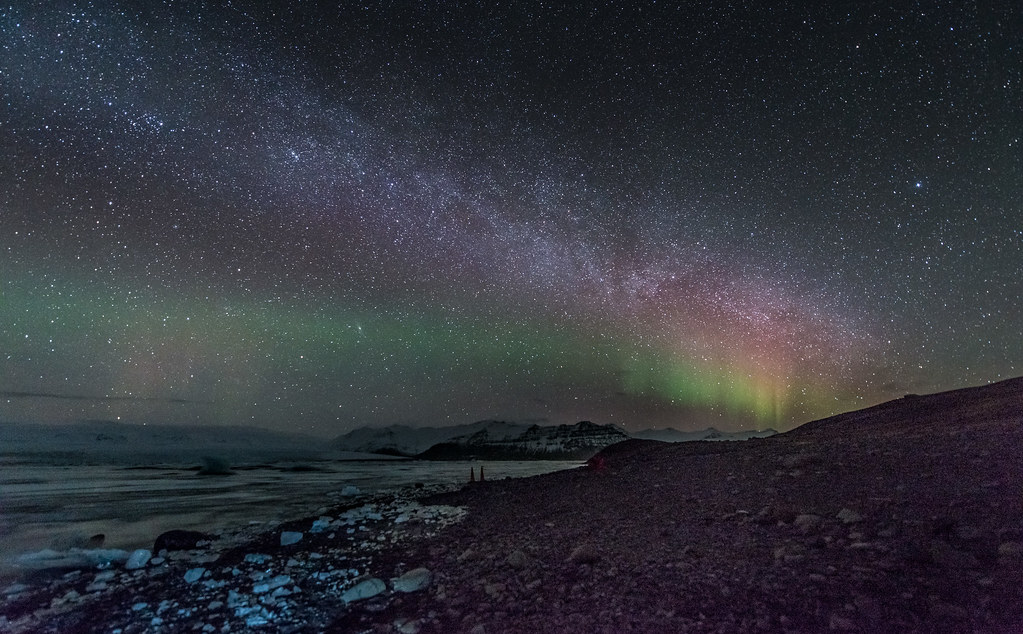 Imagen de auroras boreales y la Vía Láctea tomada desde Islandia