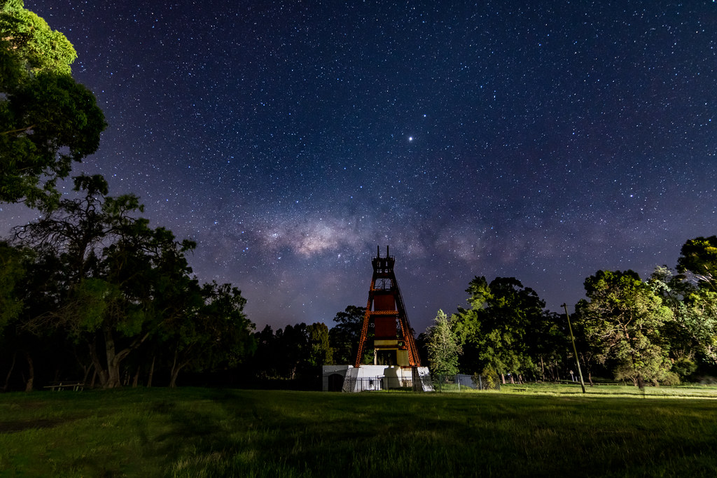 Imagen de la Vía Láctea, Júpiter y Saturno, tomada desde Nueva Gales del Sur, Australia
