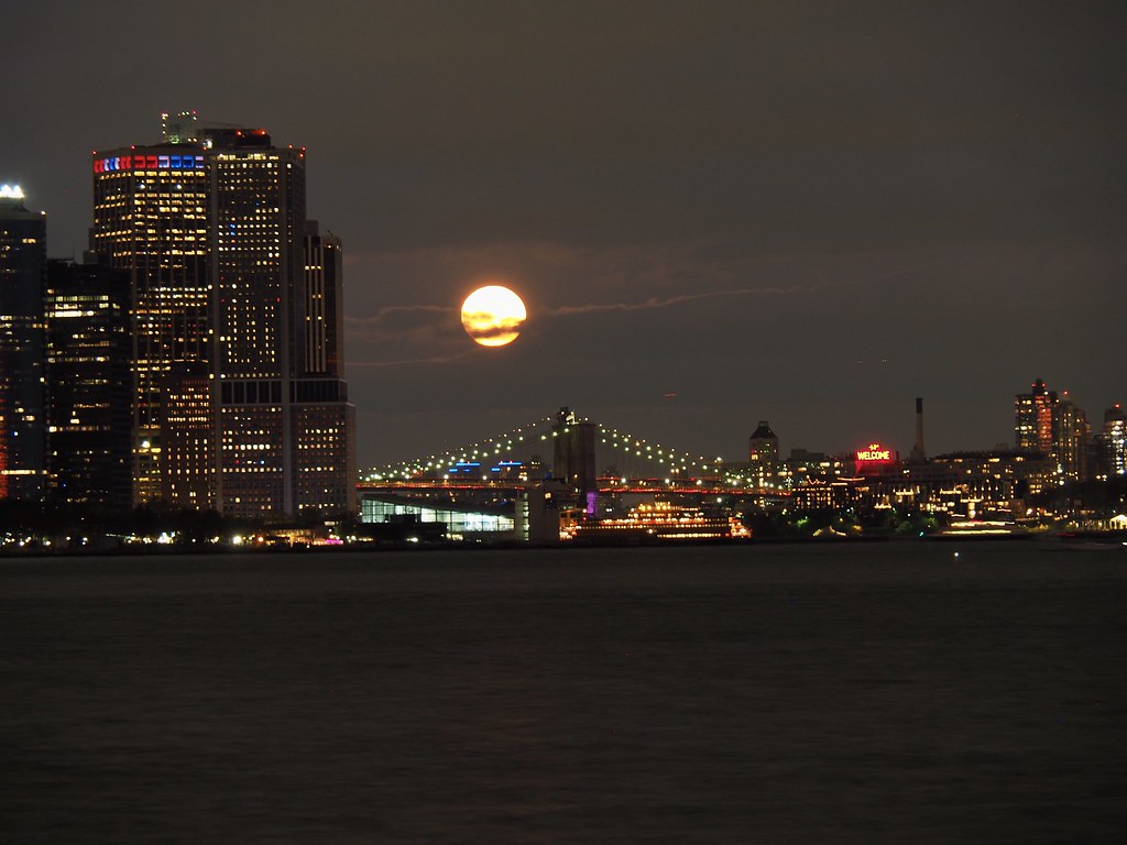 Imagen de la Luna captada sobre el Puente de Brooklyn, Nueva York