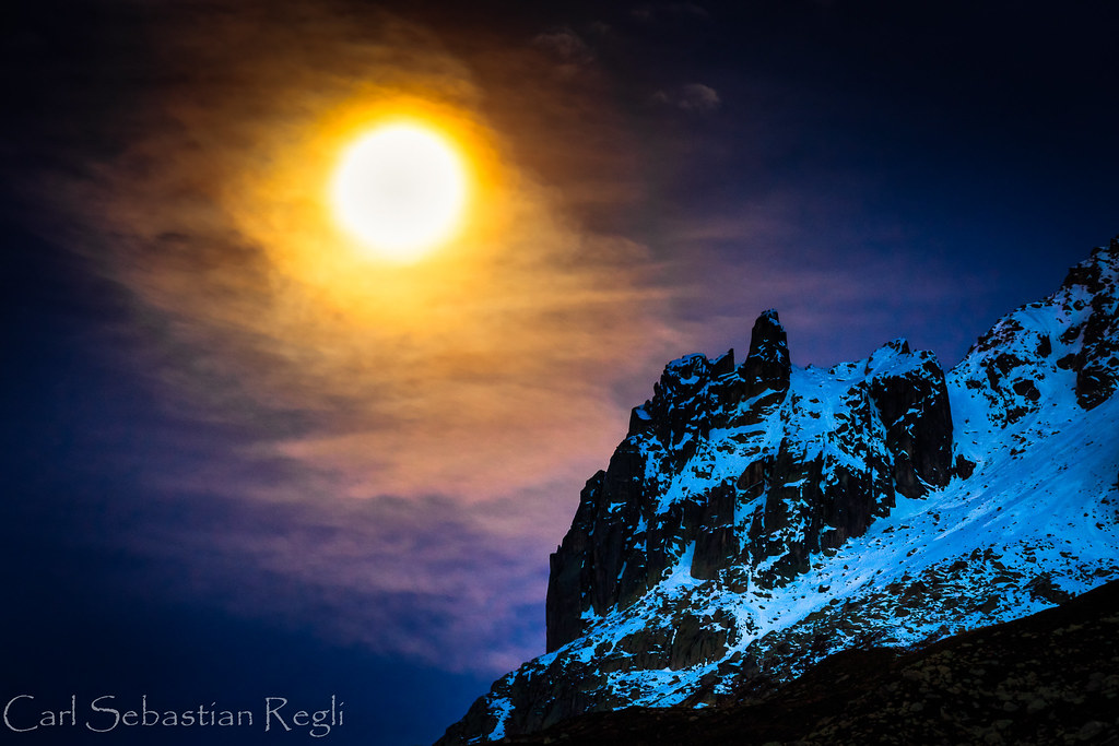 Imagen de la Luna y el Pico Rinbortsberg, Suiza