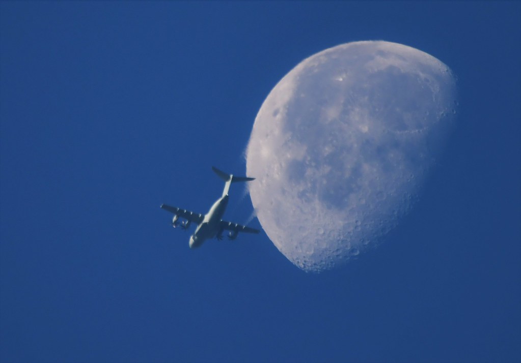Imagen de la Luna y un avión tomada desde Gales, Reino Unido