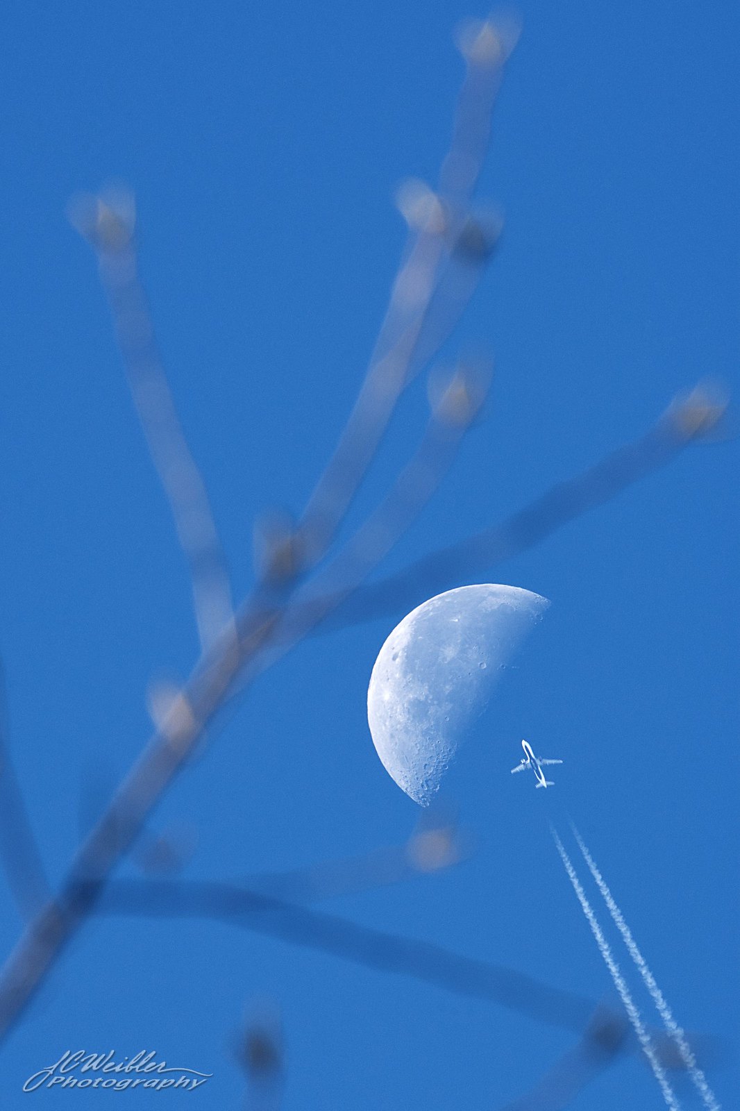 Imagen de la Luna y un avión tomada desde Wisconsin, Estados Unidos