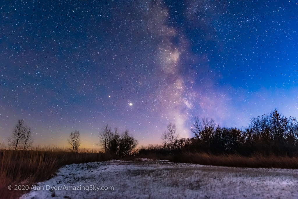 Imagen de la Saturno, Júpiter y la Vía Láctea tomada desde Alberta, Canadá
