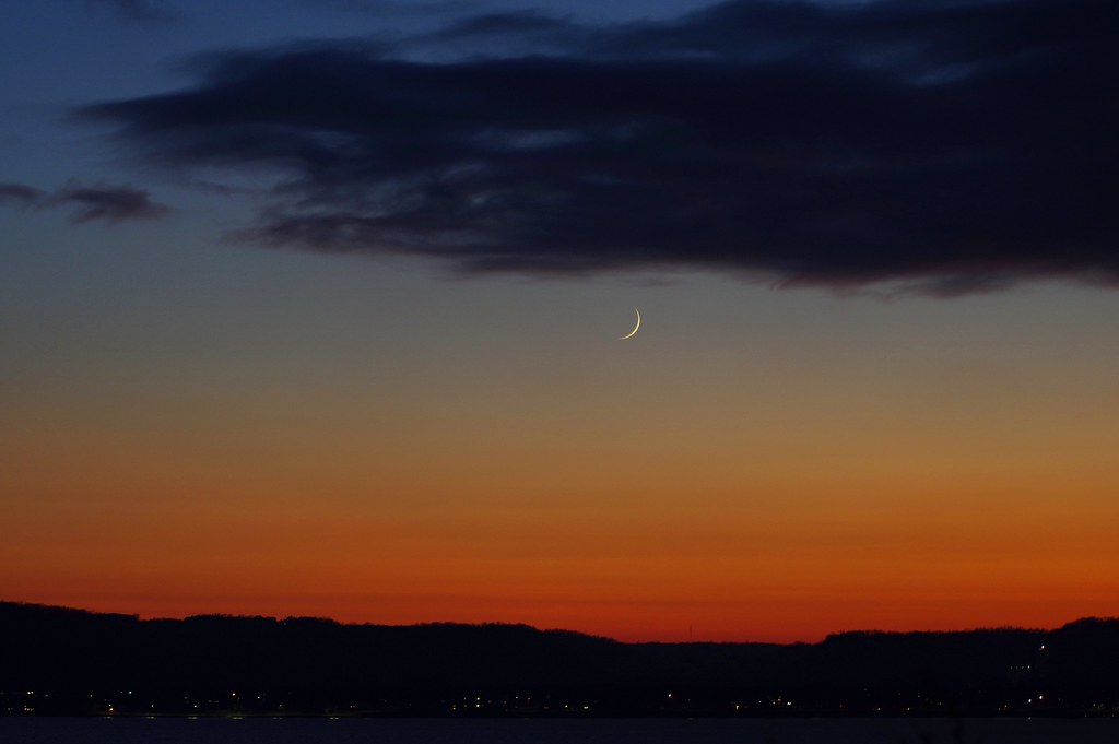 La Luna creciente fotografiada sobre Lake City, Minnesota