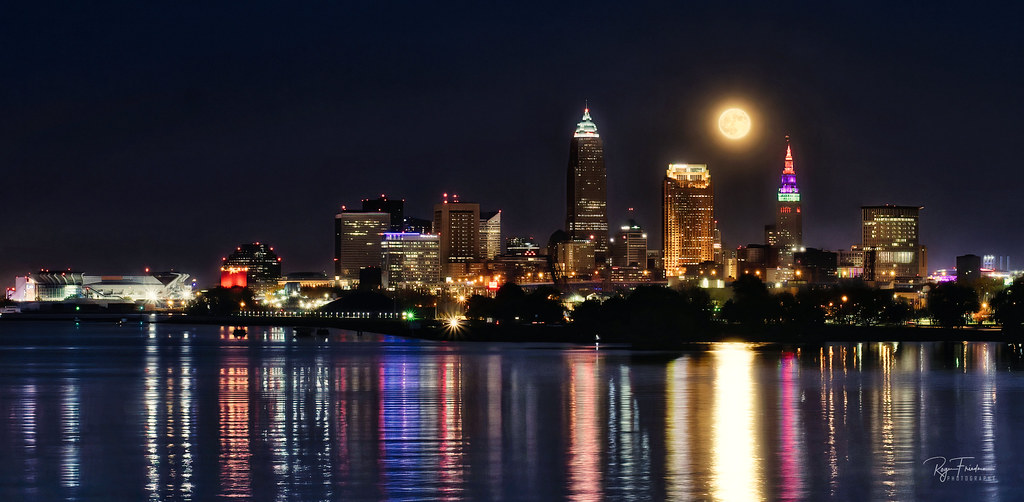 La Luna fotografiada sobre Cleveland, Ohio